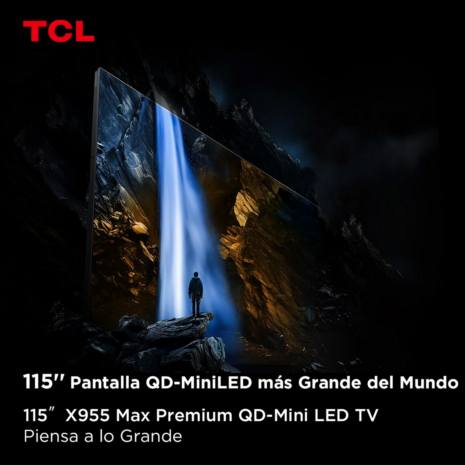 Pantalla de TV con diseño de cascada. Hombre de pie frente a ella. Texto: '115" QD-MiniLED más Grande del Mundo'.