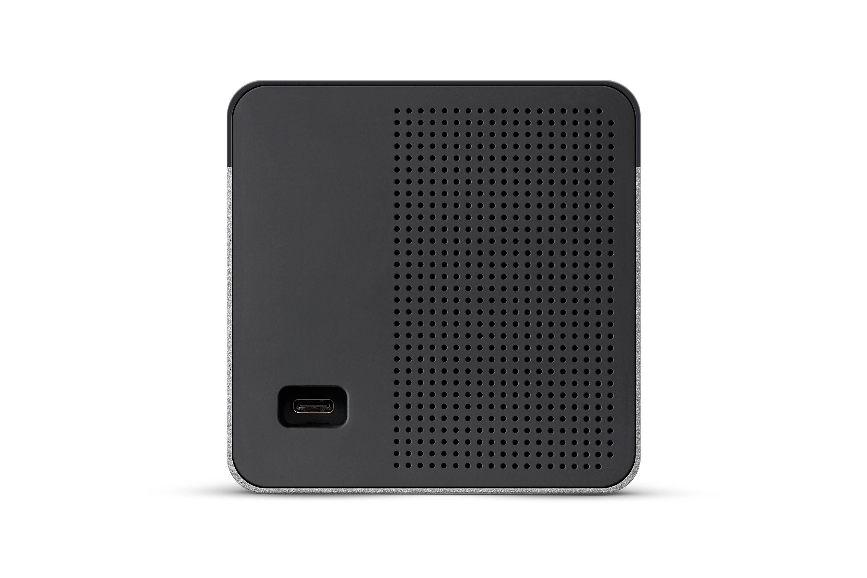 Die Rückseite der Petcube-Kamera. Ein Ladeanschluss und Löcher sind sichtbar.