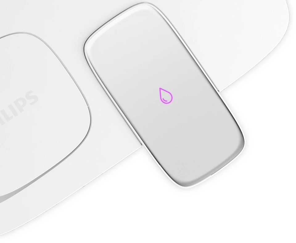 Górna część białego filtra wody z przyciskiem. Ikona kropli znajduje się na przycisku.