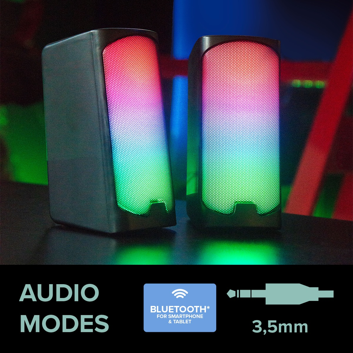 Zwei Lautsprecher mit RGB-Beleuchtung und dem Text 'AUDIO MODES'. Außerdem sind Bluetooth- und 3,5-mm-Klinkensymbole vorhanden.