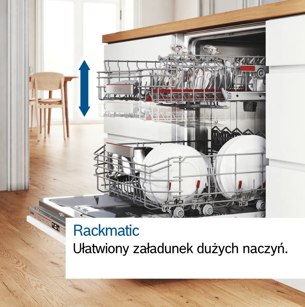 Zmywarka ze strzałką pokazującą regulowany górny kosz. Dwa białe talerze w dolnym koszu.