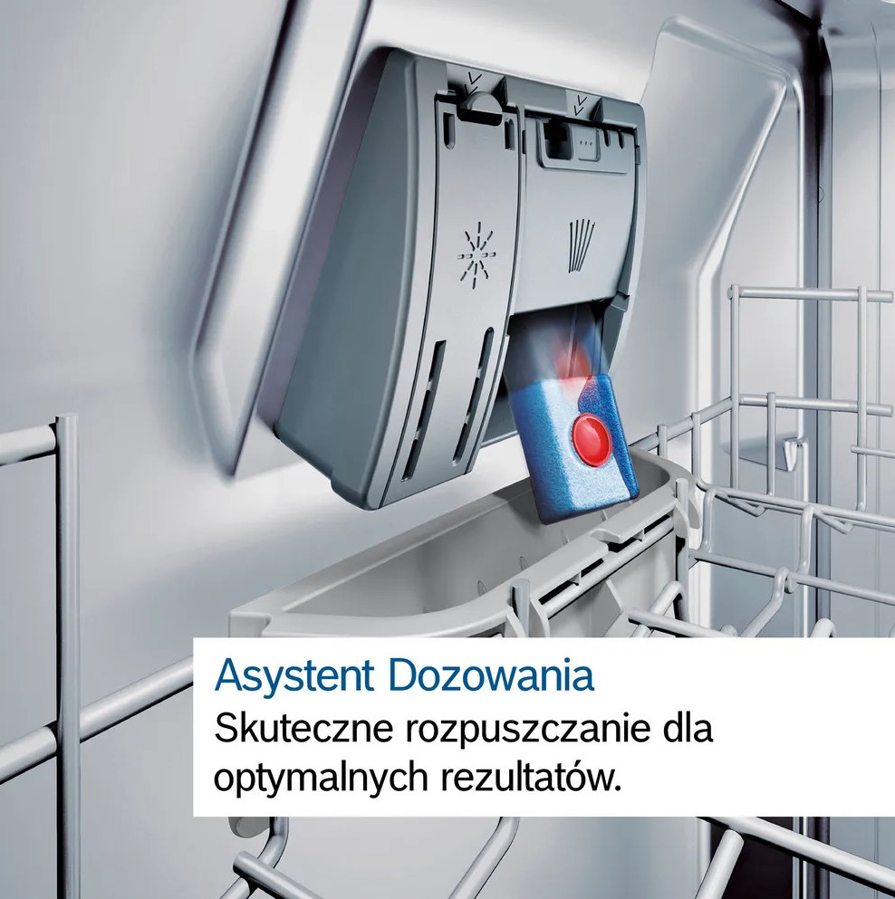 Zbliżenie dozownika detergentu zmywarki z kapsułką detergentu w środku. Wewnątrz zmywarki.