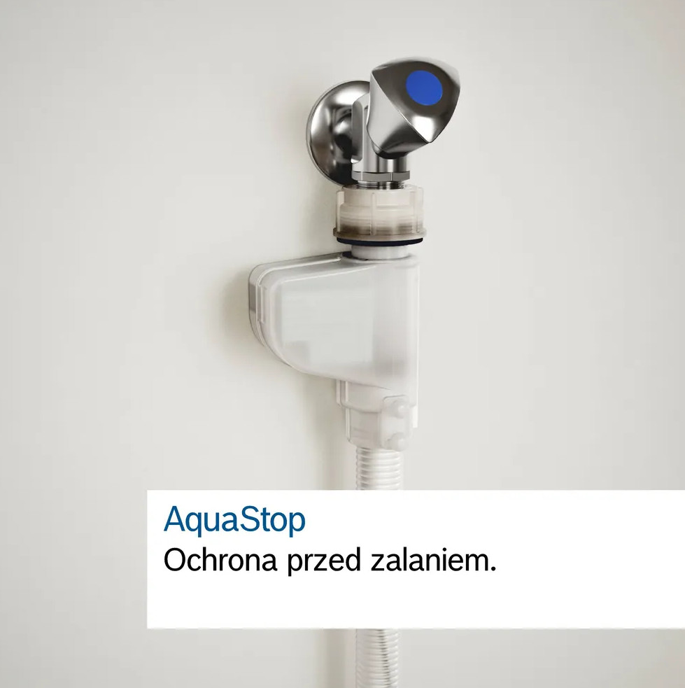 Urządzenie AquaStop podłączone do wlotu wody. Ma niebieski przycisk na górze i białą obudowę poniżej.