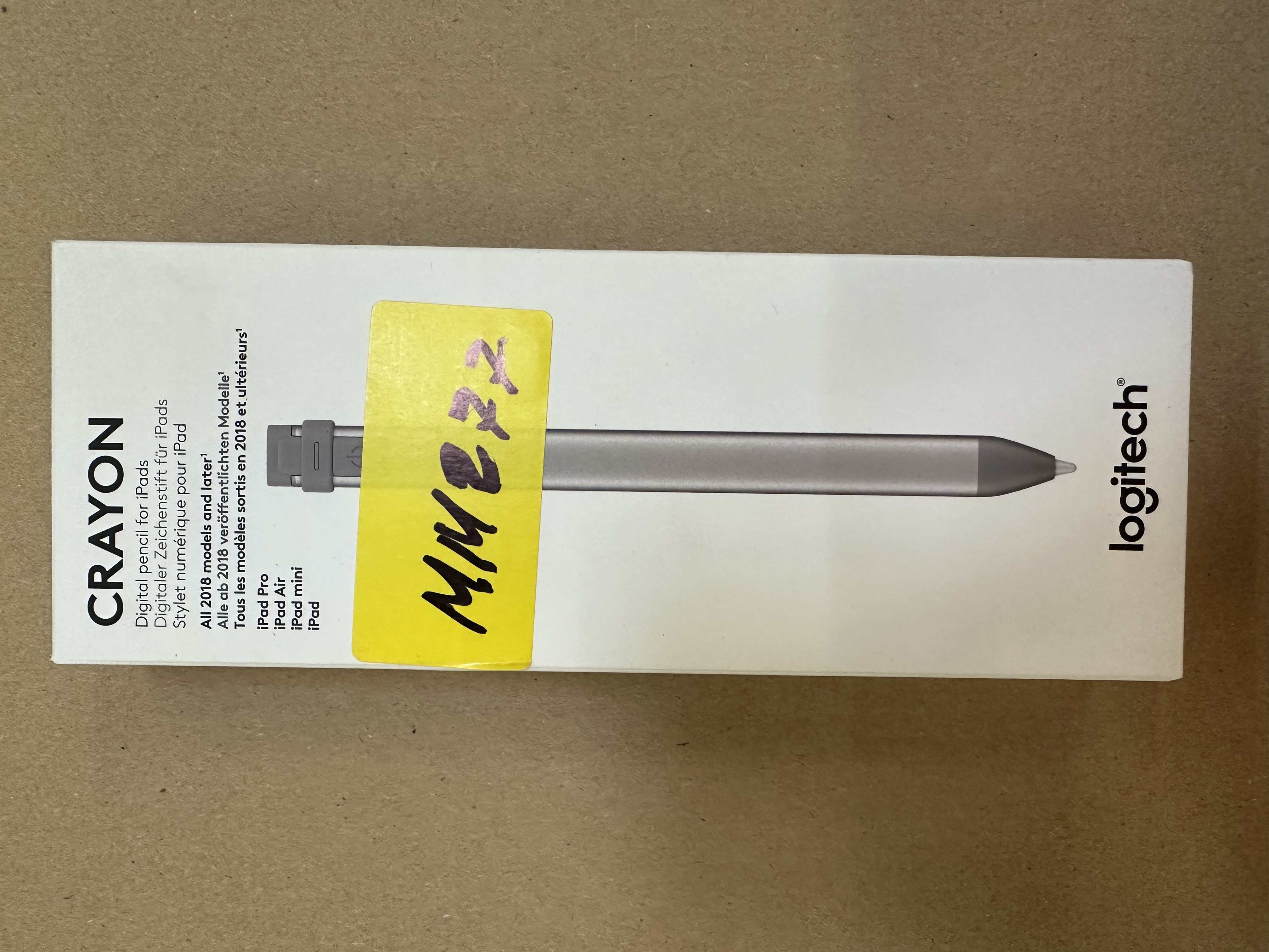 Cyfrowy ołówek Logitech Crayon w pudełku. Białe tło.