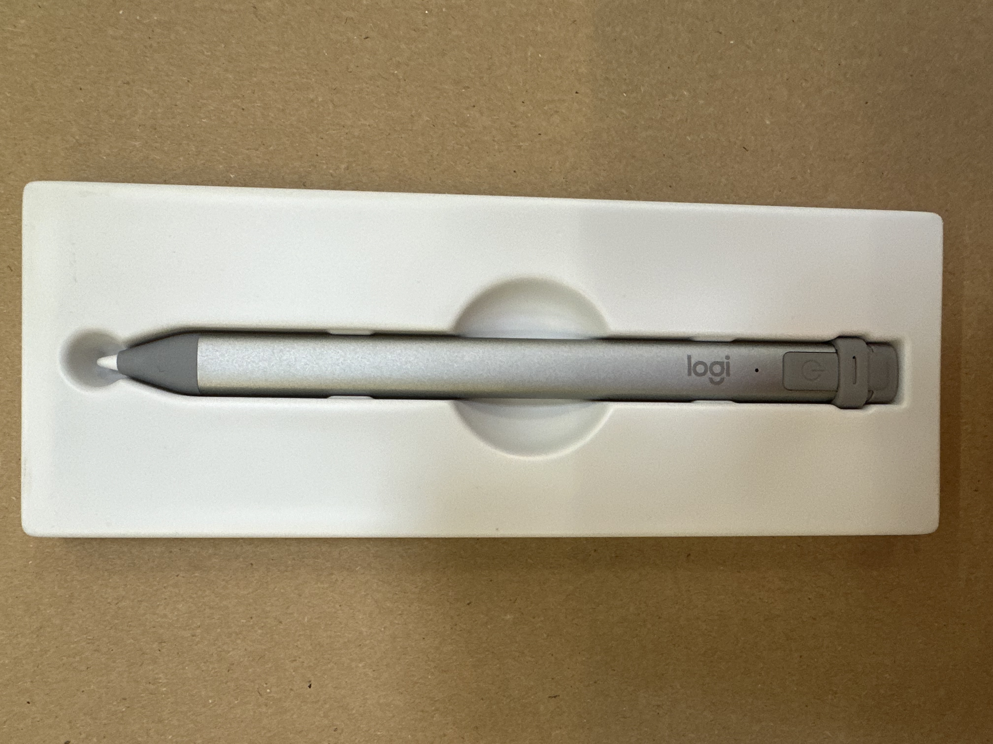 Cyfrowy ołówek Logitech Crayon wewnątrz pudełka. Białe tło.