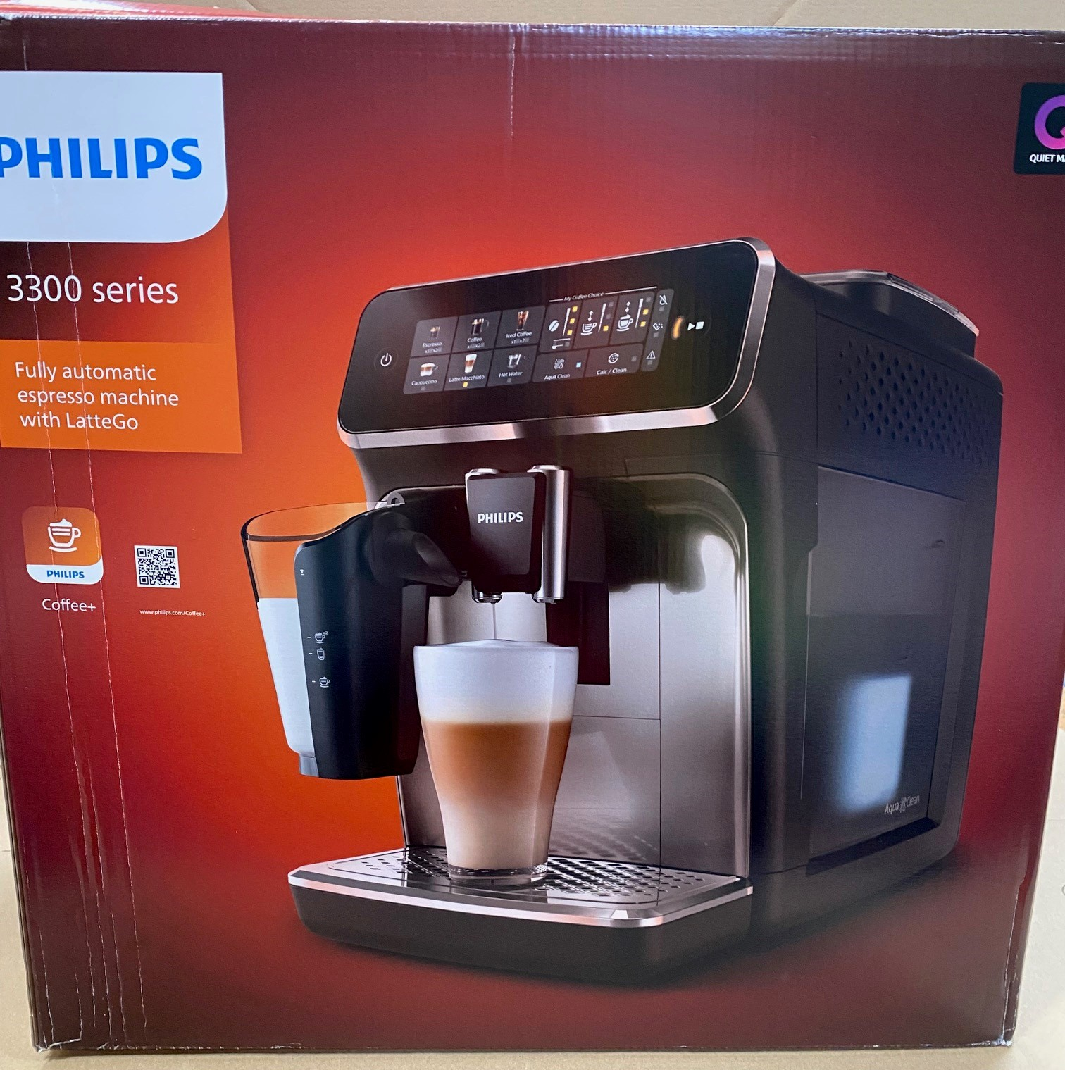 Ekspres do kawy Philips z dwoma szklankami: jedną z mlekiem, drugą z kawą.