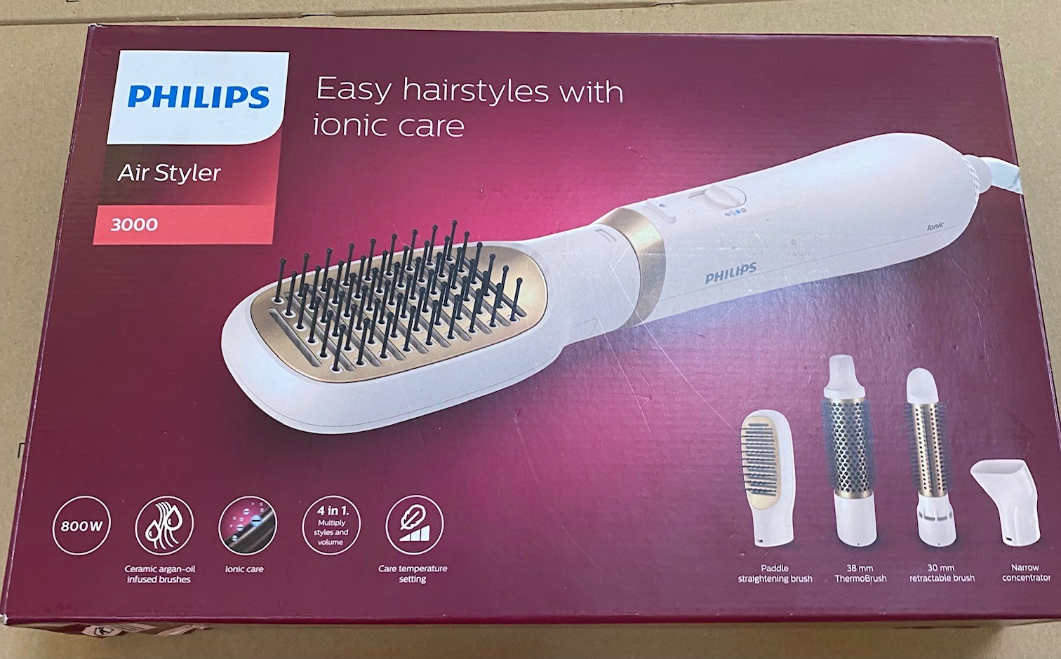 Zapakowany Philips Air Styler z akcesoriami. Pudełko przedstawia produkt i jego cechy.