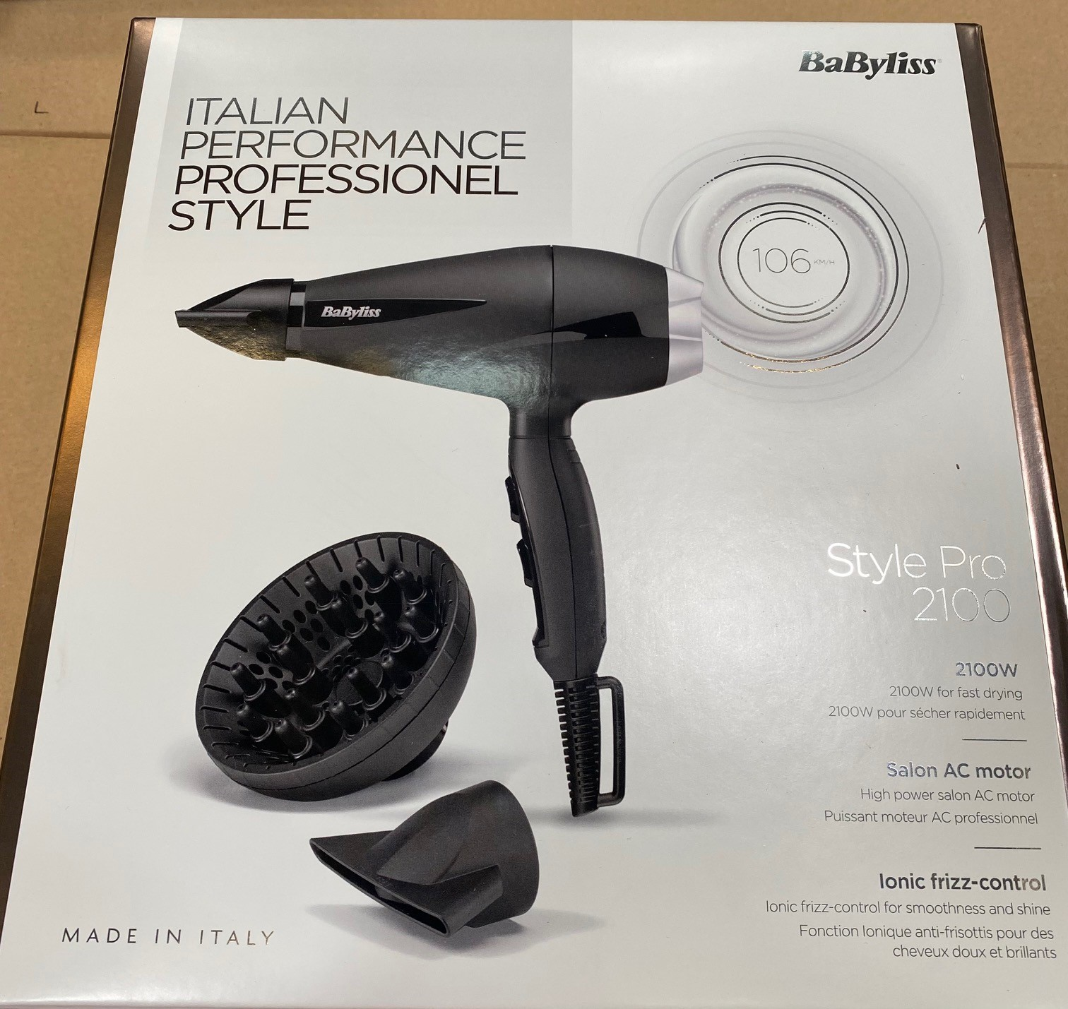 Czarna suszarka do włosów z nasadkami. Na pudełku napis BaByliss Style Pro 2100 i Made in Italy.