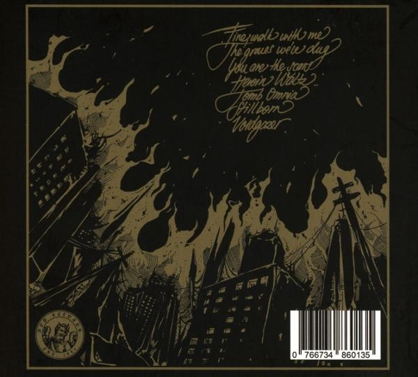 Albumcover mit brennender Stadtgrafik und Songtiteln. Schwarz-goldenes Farbschema. Text auf der rechten Seite.