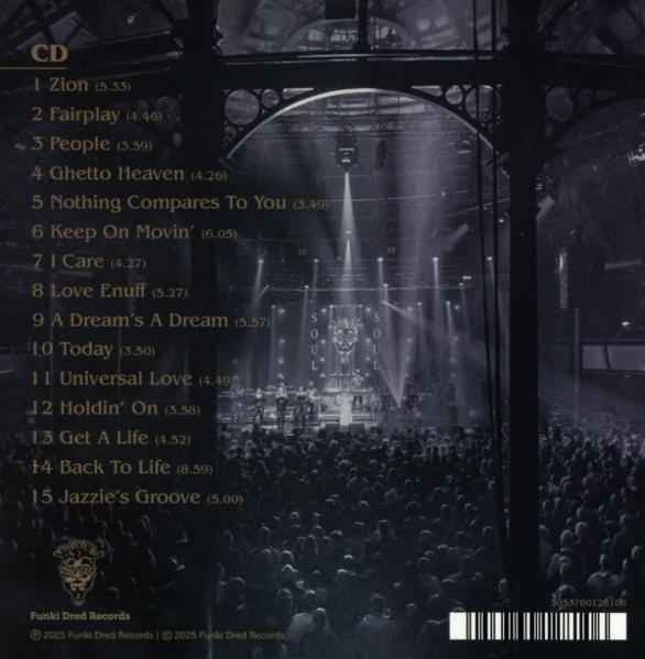Schwarz-Weiß-Foto eines Konzerts. Bühne in der Mitte. Titelliste links. Albumcover.