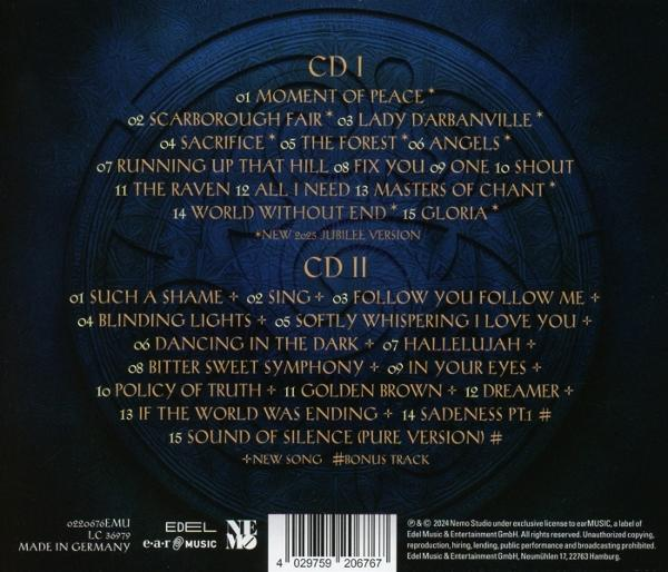 CD-Rückseite mit Titellisten, zwei Spalten, dunklem Hintergrund und Künstlerinformationen.