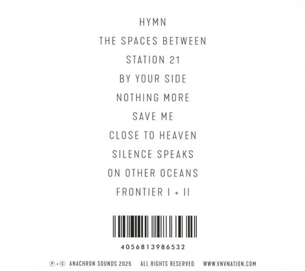 Albumcover: Titelliste, weißer Hintergrund, Text und ein Barcode am unteren Rand.