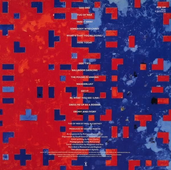 Albumcover: rotes und blaues Muster, mit Text und Text in Weiß. Der Albumname ist 'Tug of War'.