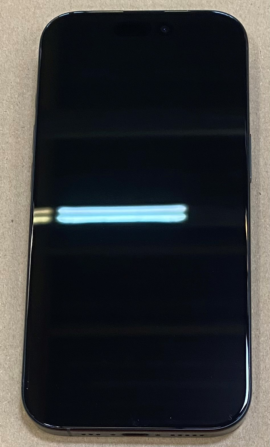 Czarny iPhone, widok z przodu, ekran włączony i odbijający światło.