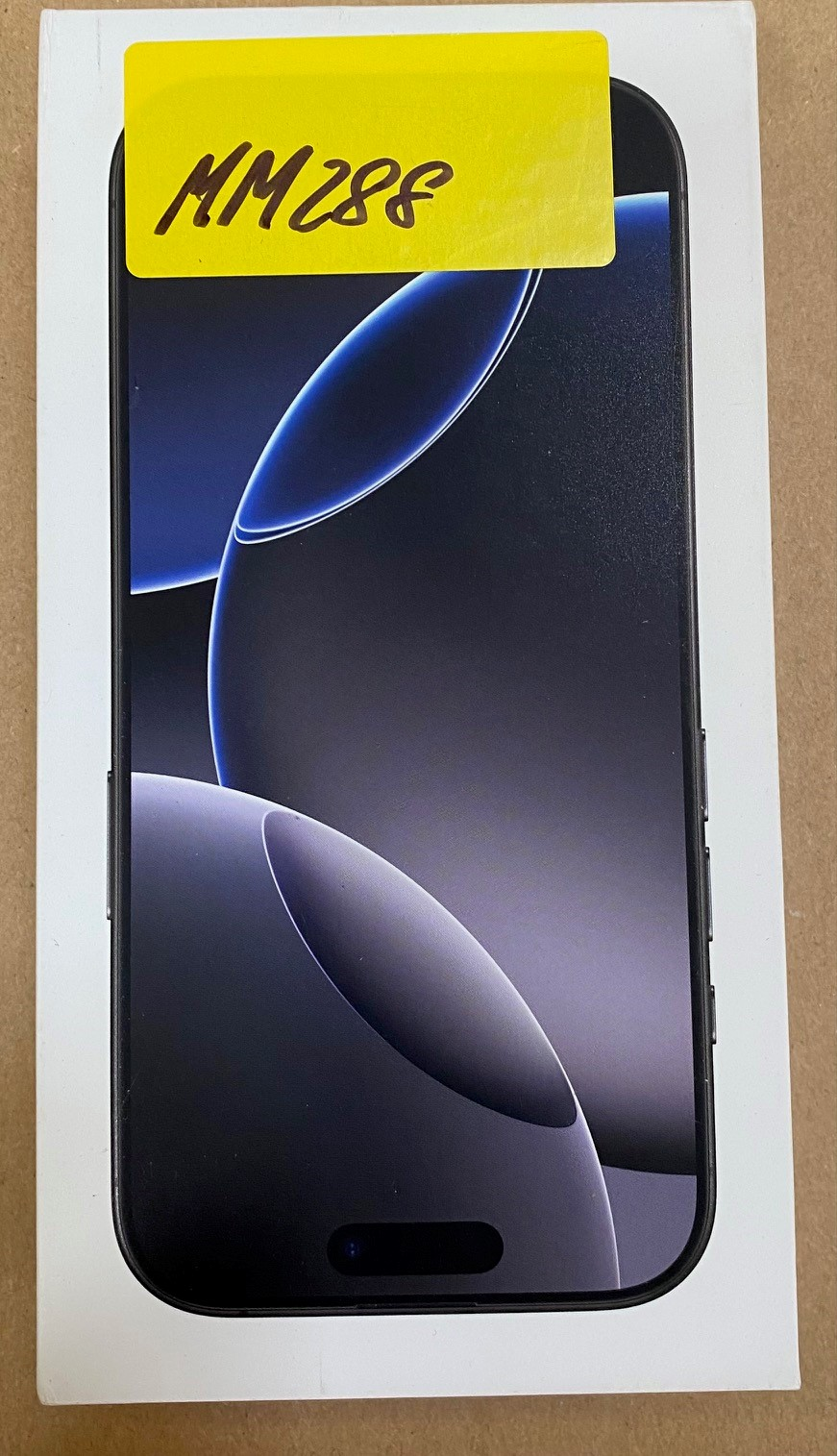 iPhone w pudełku, z żółtą naklejką na górze z napisem 'MM288'.