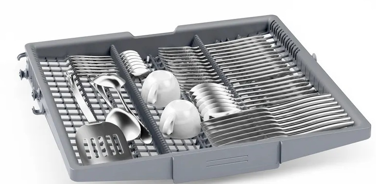 Szara taca zmywarki wypełniona sztućcami, dwoma filiżankami i przyborami.