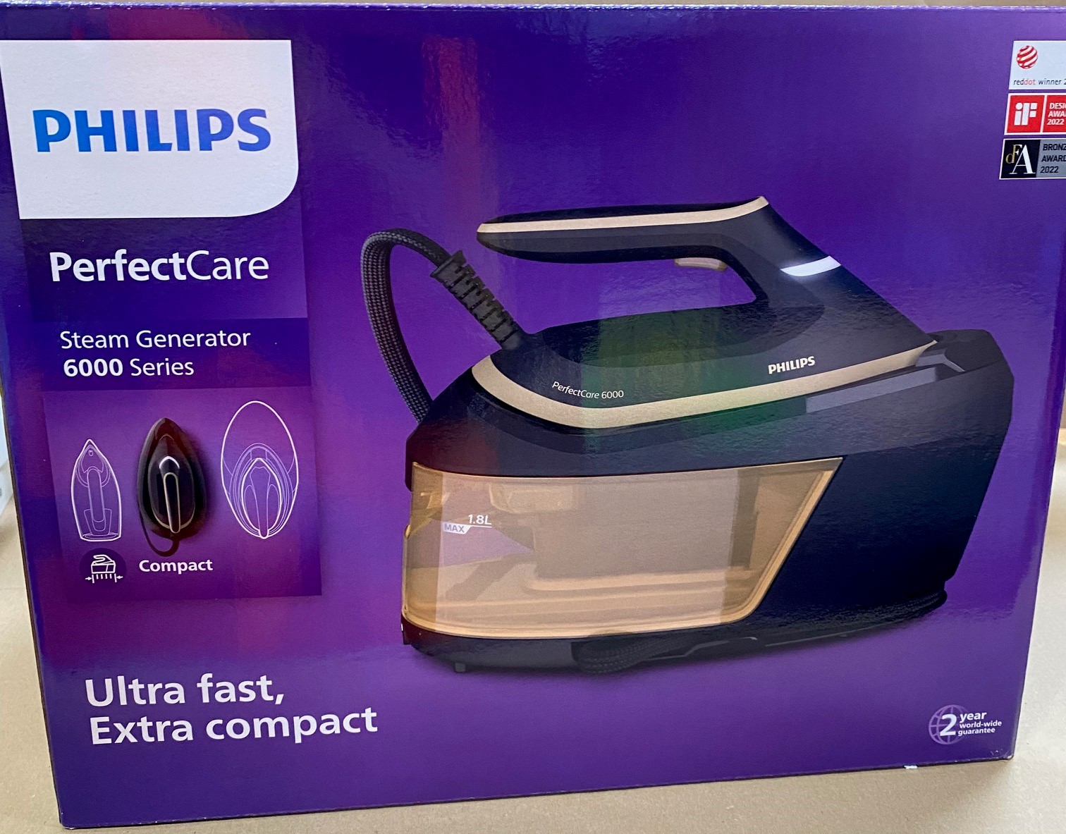 Pudełko żelazka parowego Philips PerfectCare. Pokazuje projekt i funkcje. Fioletowe tło.