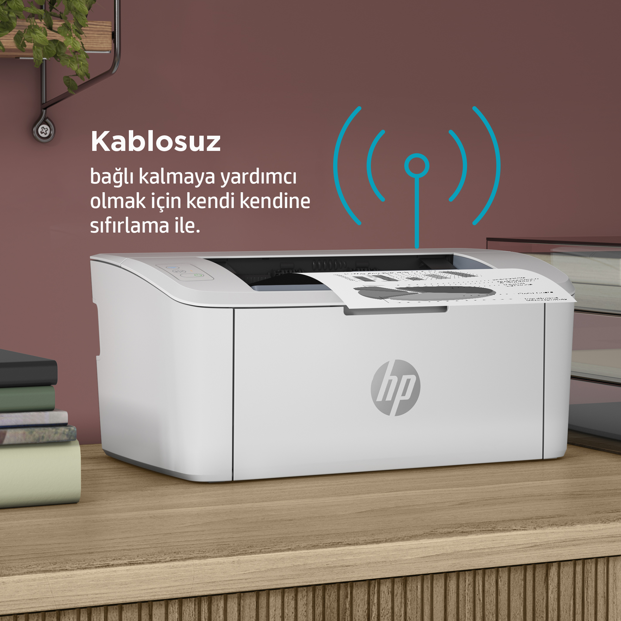 Ahşap masada HP yazıcı. Metin: Kendi kendine sıfırlama ile bağlı kalmanıza yardımcı olan kablosuz.