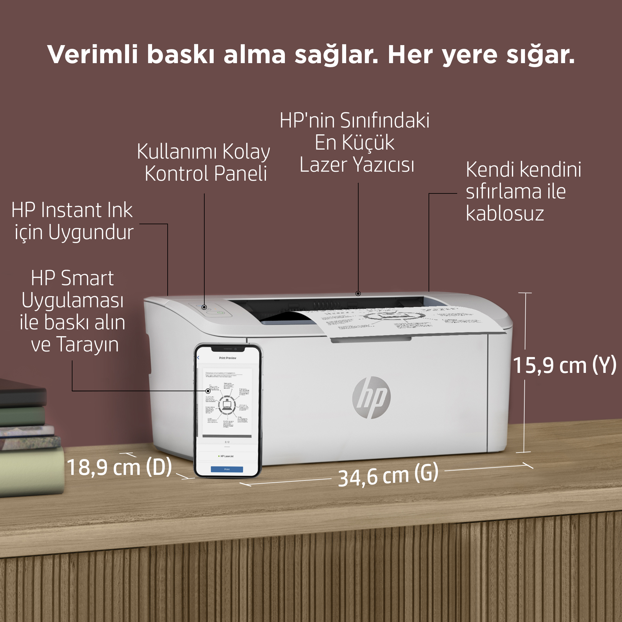 Ahşap masada HP yazıcı, telefonda uygulama gösteriliyor. Solda metin. Ölçüler gösteriliyor.