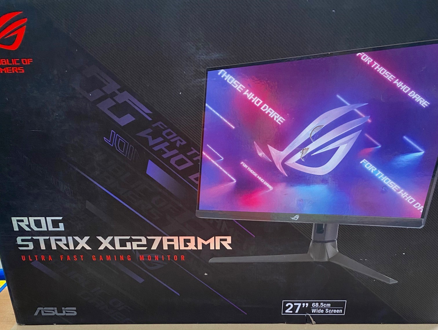 Pudełko monitora do gier ROG Strix z obrazem monitora.