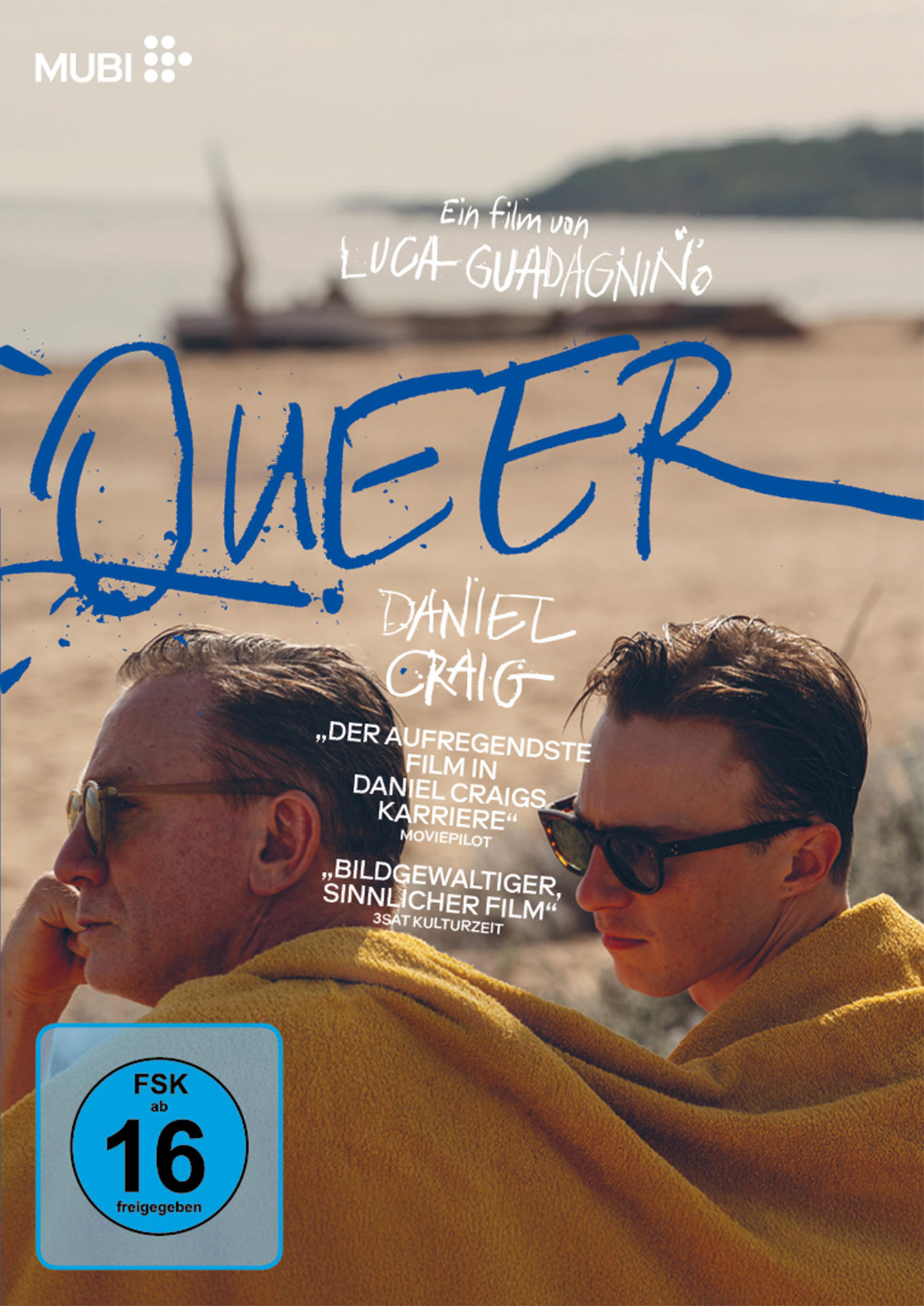 Filmposter: zwei Männer mit Sonnenbrille am Strand. Titel: 'Queer' und Filmcredit.