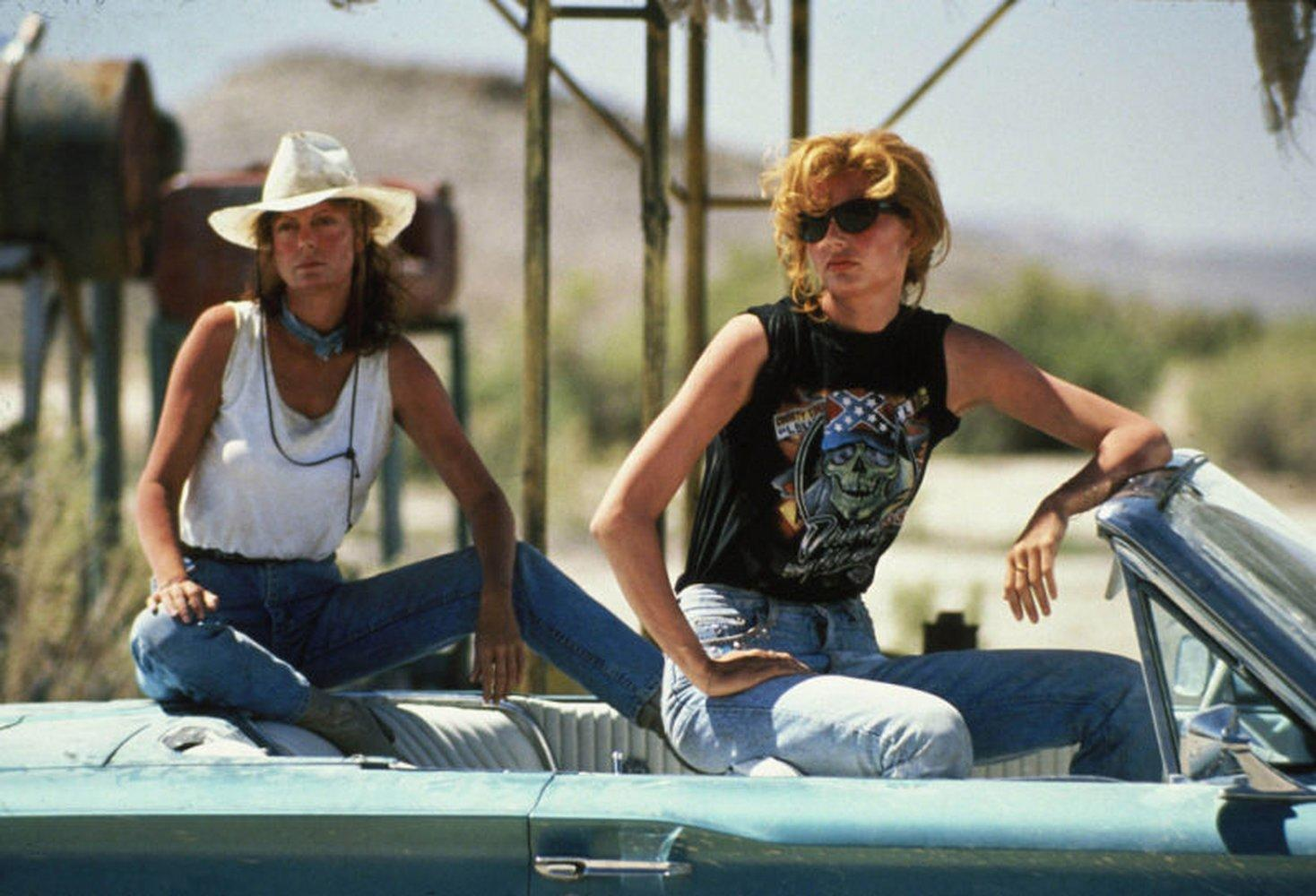 Zwei Frauen sitzen in einem Cabrio. Eine trägt einen Hut, die andere ein Totenkopf-Shirt.