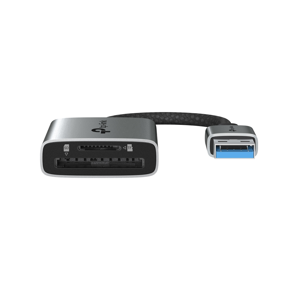 Gümüş TP-Link kart okuyucu, USB konektörlü. Siyah kablo iki parçayı bağlar. Beyaz zemin.