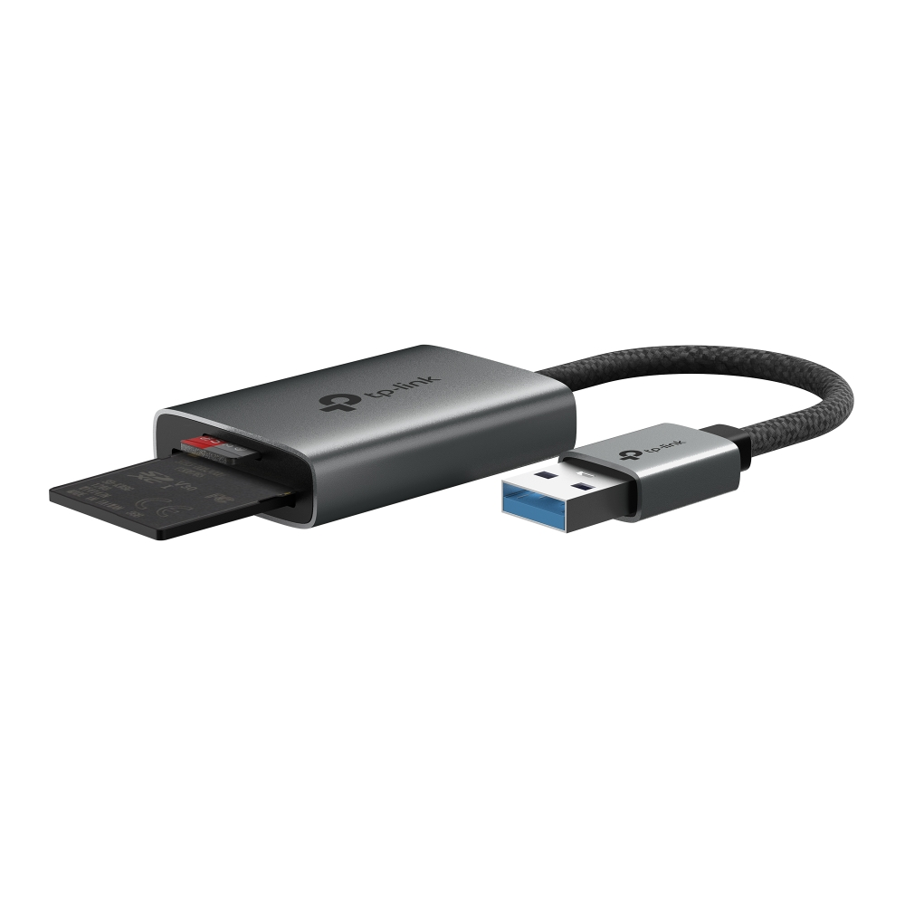 Gümüş TP-Link kart okuyucu, SD kart takılı. Siyah kablo ve USB konektör. Beyaz zemin.