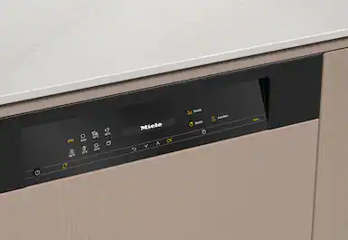 Siyah bir Miele bulaşık makinesi kontrol paneli, aydınlatmalı simgeler ve dijital ekran.