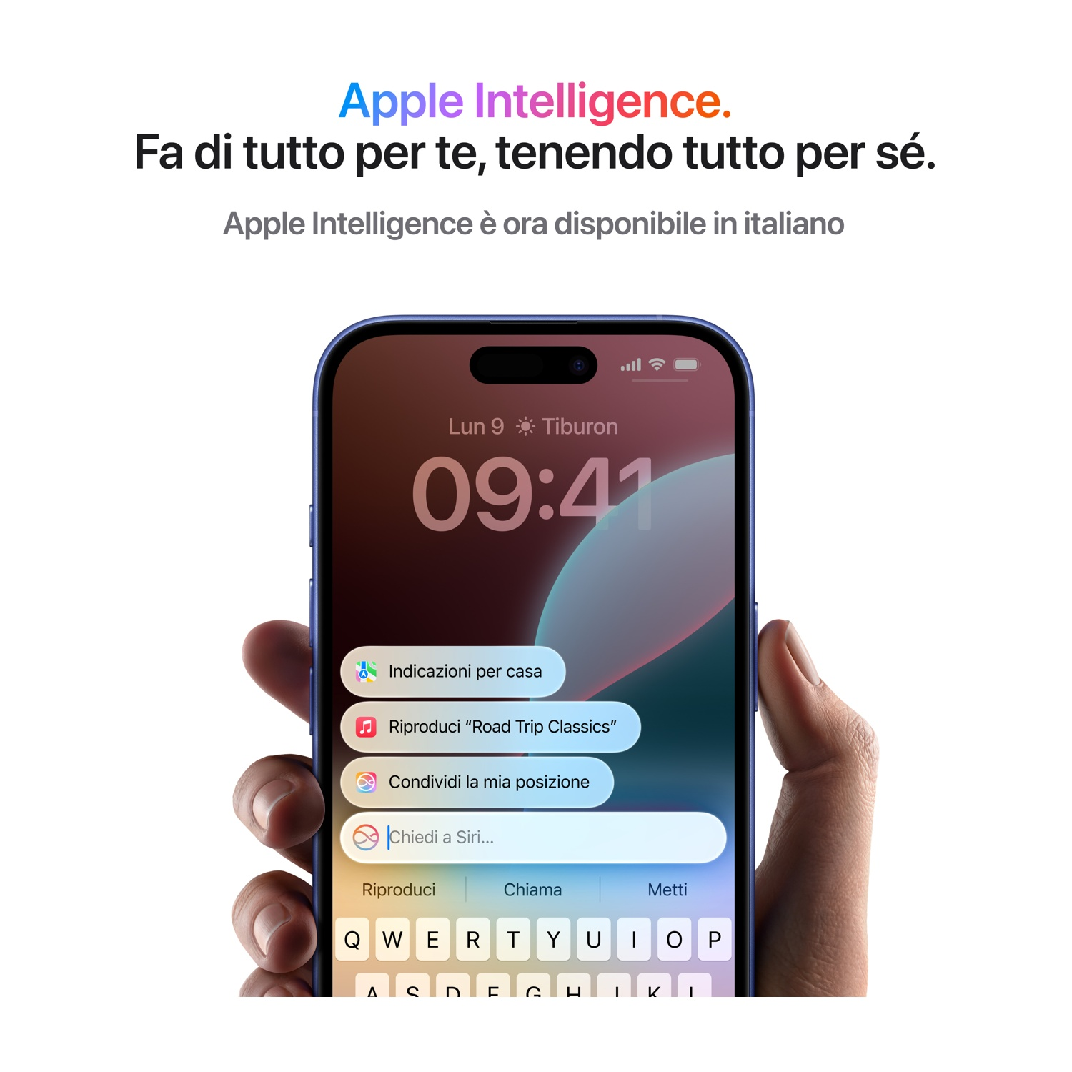 Schermo del telefono con interfaccia. Mano che lo tiene. Testo in italiano. Logo Apple Intelligence visibile.