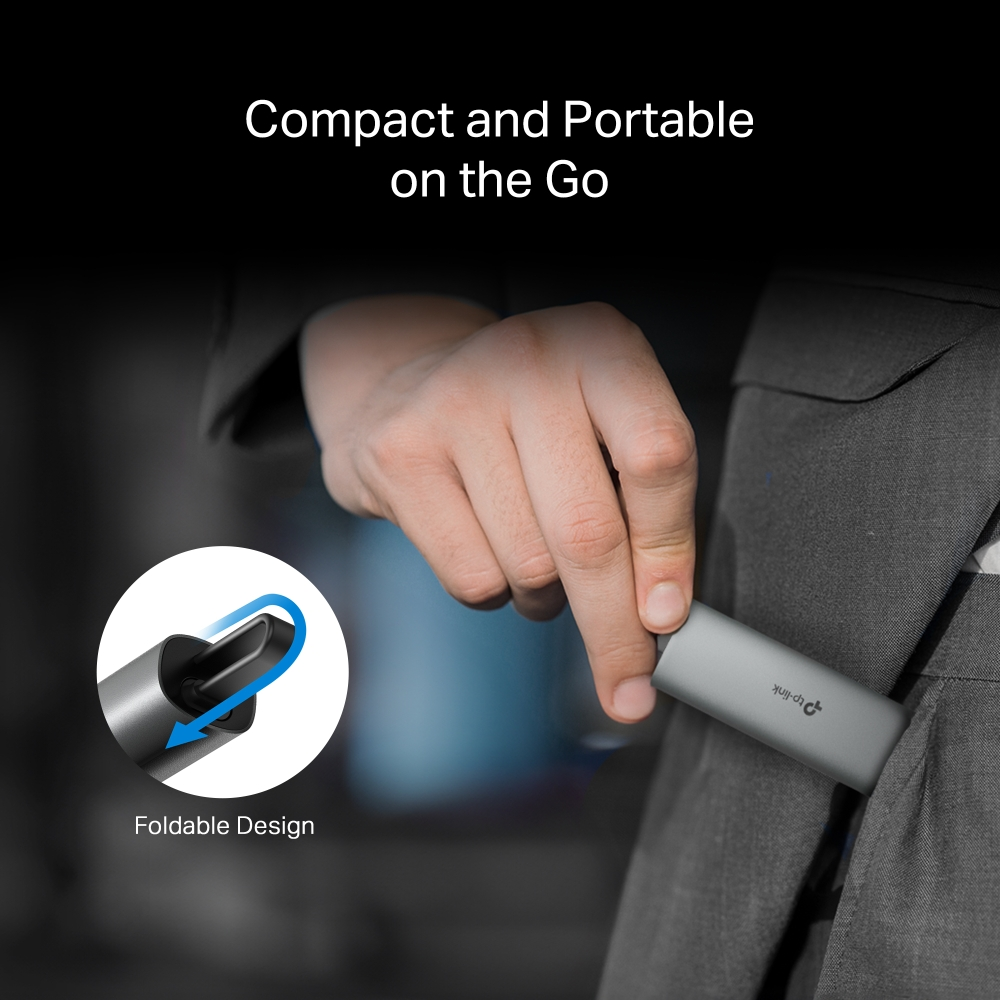Gri bir USB-C - Ethernet adaptörü tutan kişi. Adaptör, katlanabilir bir tasarıma sahip bir cepte gösteriliyor.