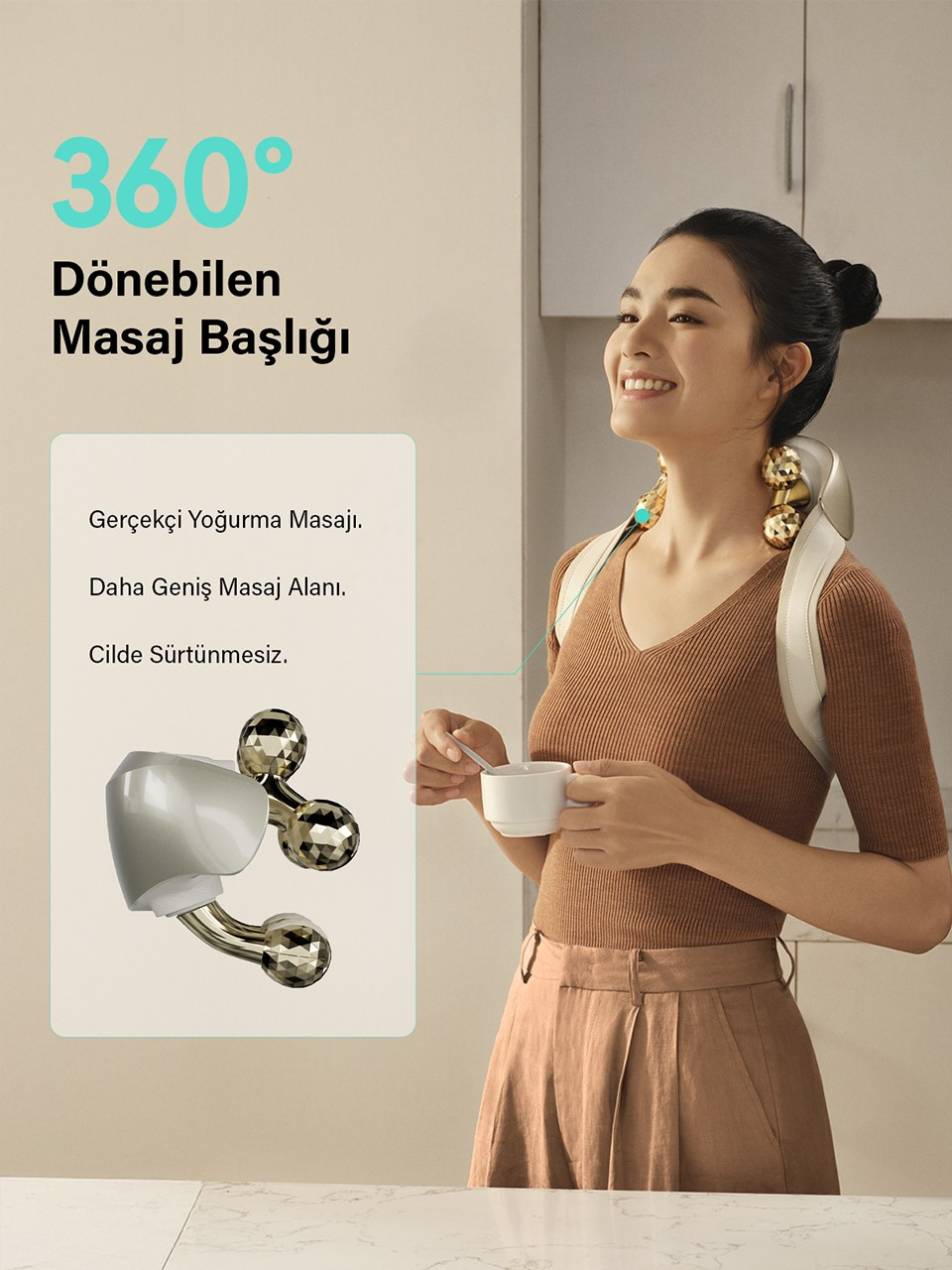 Boyun masaj aleti kullanan, fincan tutan kadın, ürün bilgi grafikleriyle.