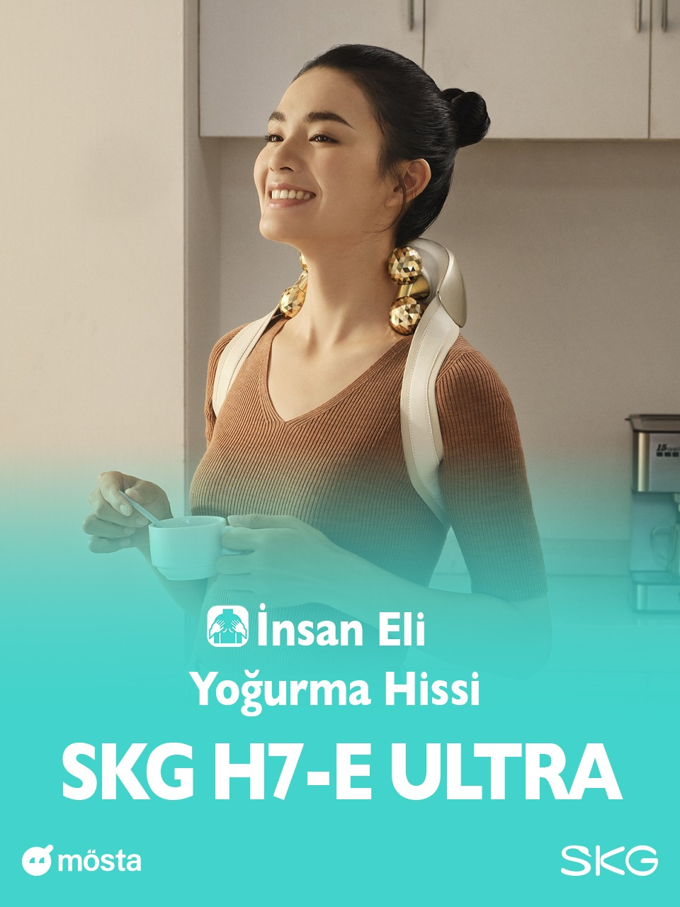 Boyun masaj aleti olan, gülen, fincan tutan kadın, ürün bilgi grafikleriyle.