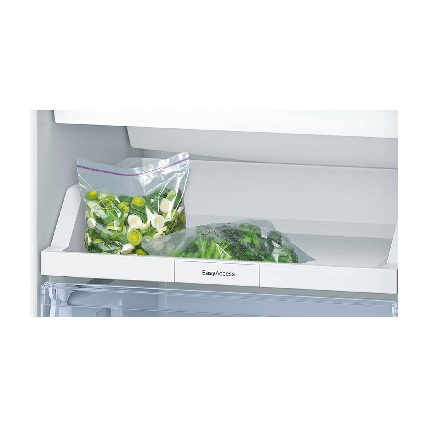 Interno di un frigorifero con sacchetti di verdure sul ripiano. Due sacchetti di verdure sono su un ripiano. Etichetta EasyAccess visibile.