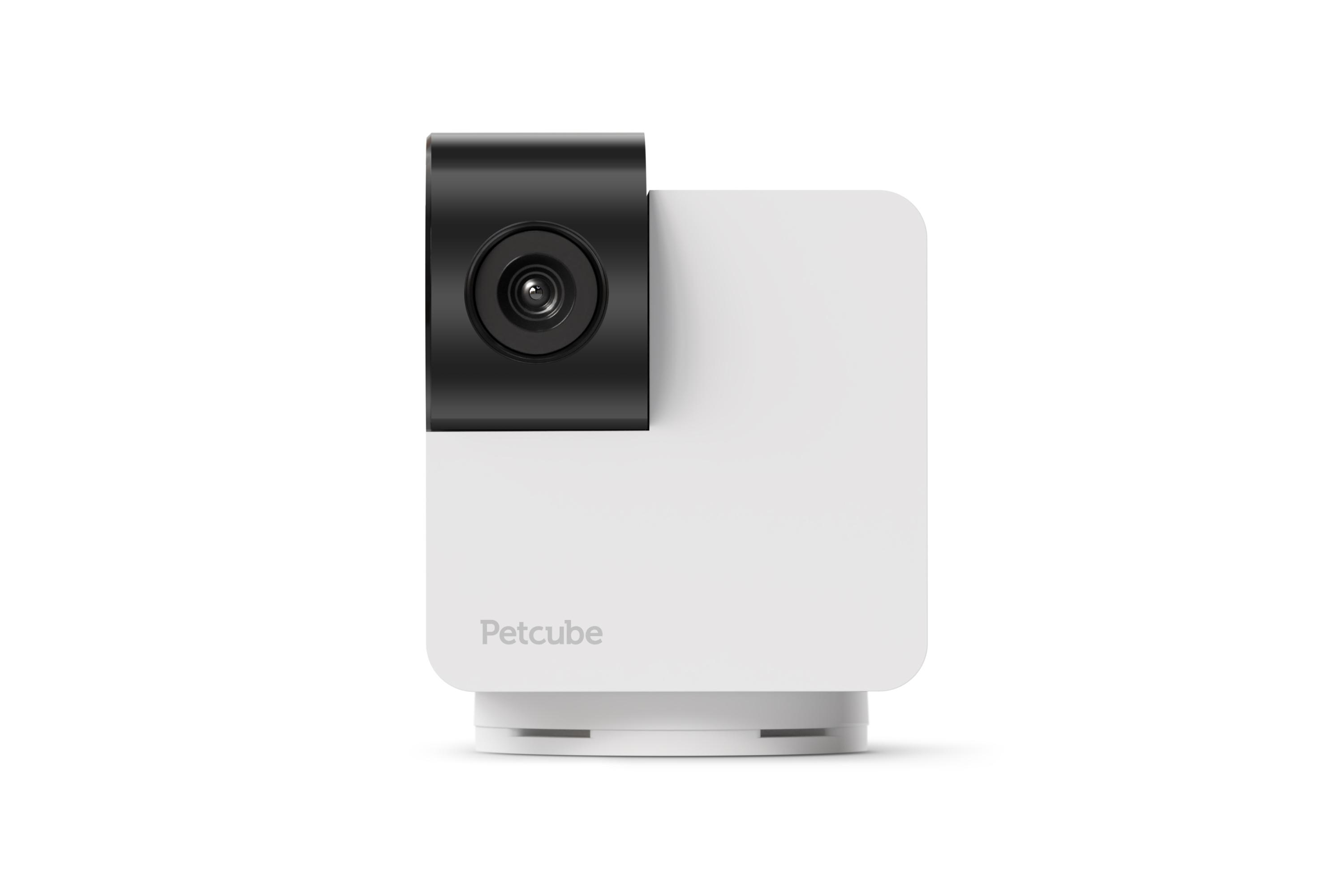 Weiße Petcube-Kamera. Schwarzes Objektiv und Oberseite. Isoliert auf weißem Hintergrund.
