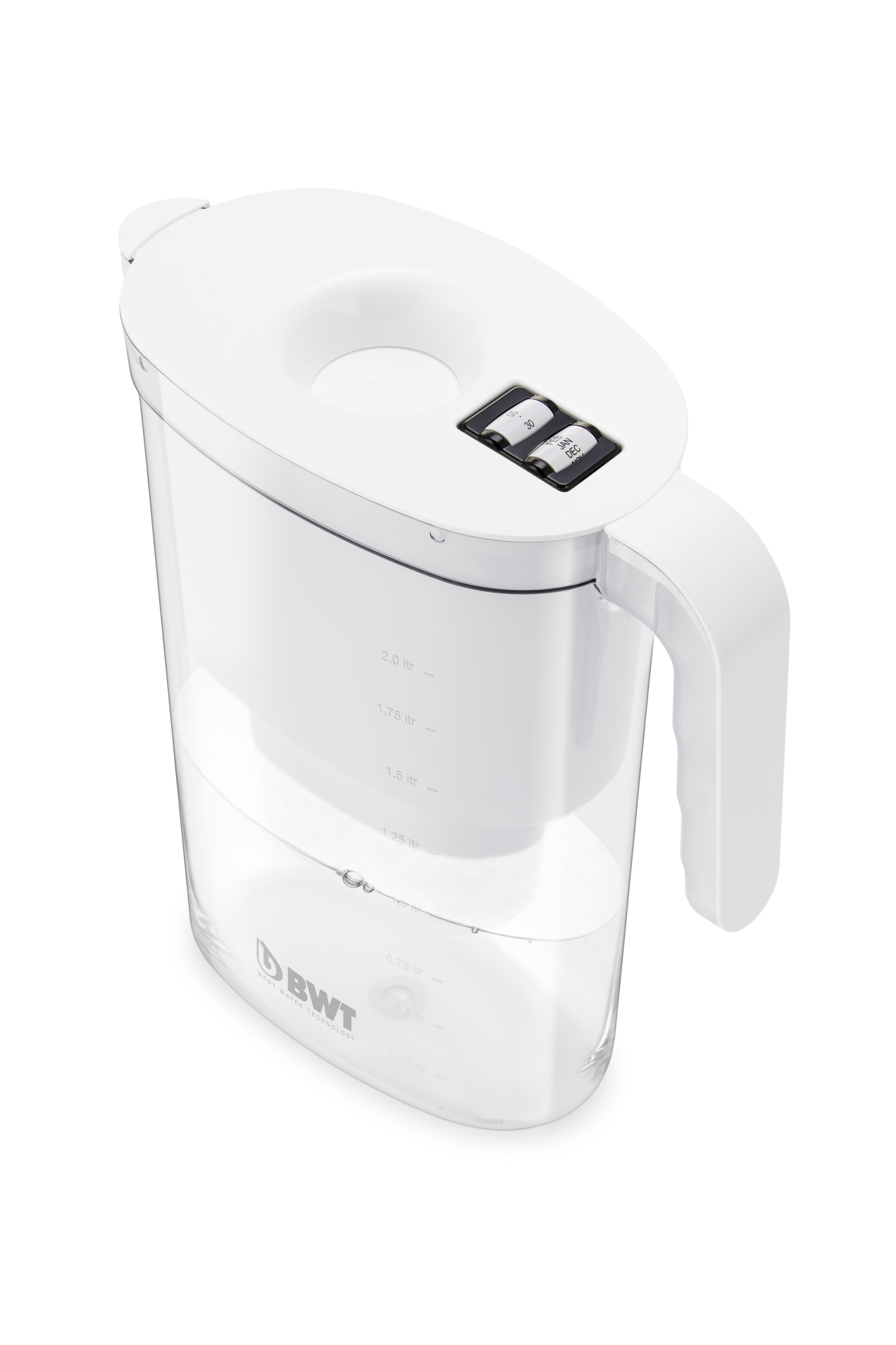 Wasserkrug mit Filter und Griff. Weiß und transparent. Zeigt Wasserstand. Weißer Hintergrund.