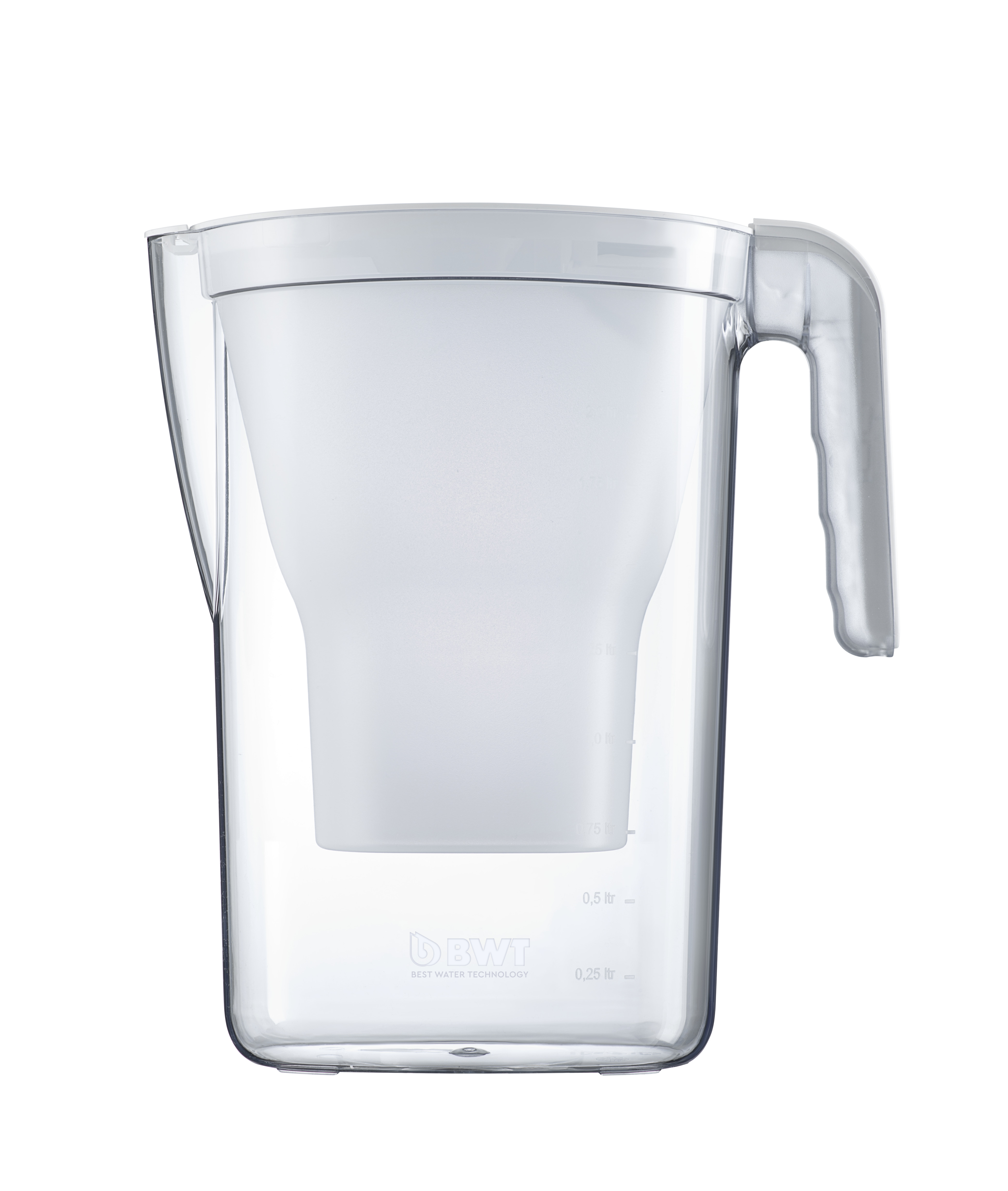 Transparenter Wasserkrug mit weißem Deckel und Griff. Zeigt den Wasserstand. Weißer Hintergrund.