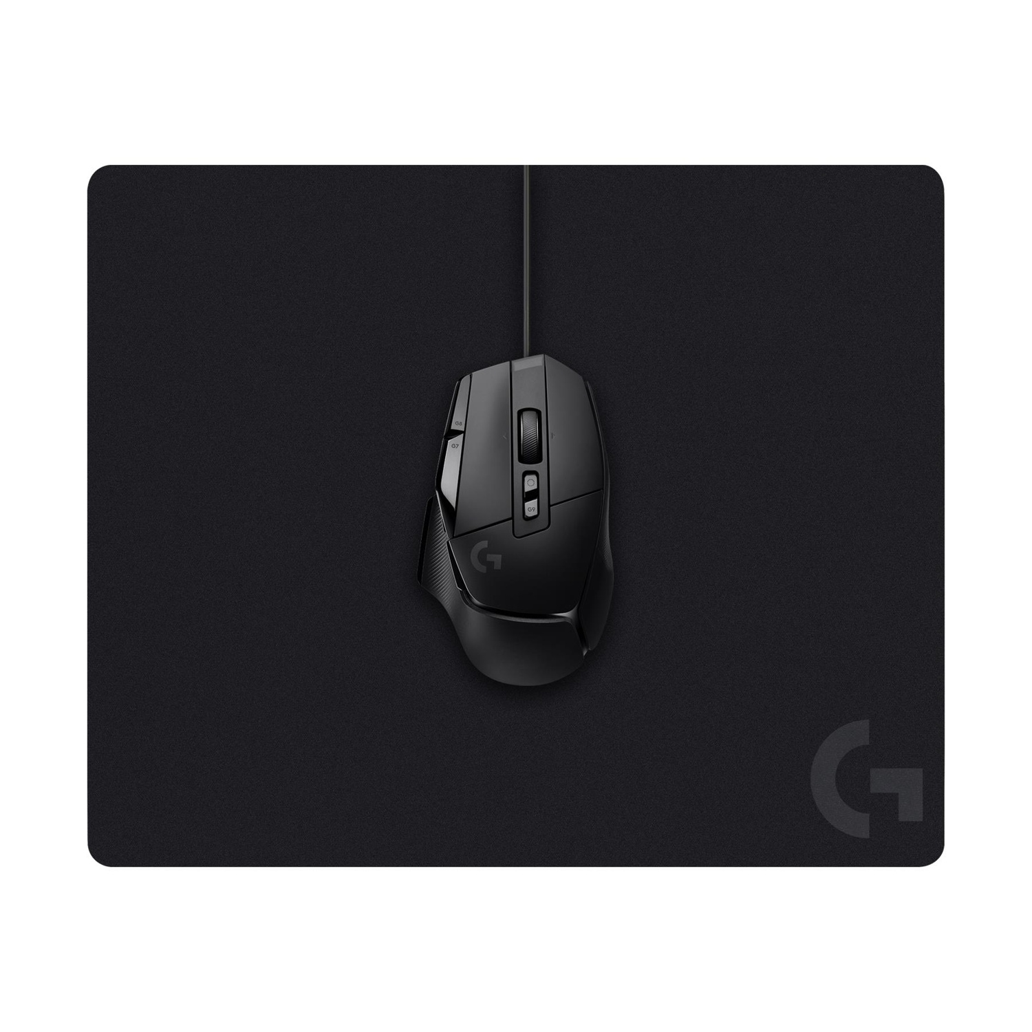 Un mouse da gioco nero su un tappetino nero. Il mouse ha pulsanti e un logo. Il tappetino è rettangolare.