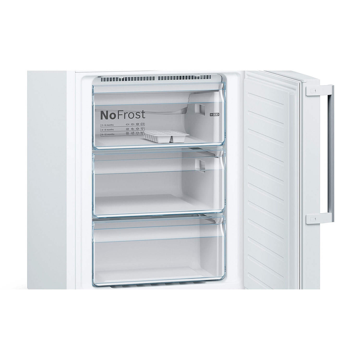 Freezer bianco con porta aperta. Ripiani visibili ed etichetta 'NoFrost'. Vassoio per cubetti di ghiaccio. Sfondo bianco.