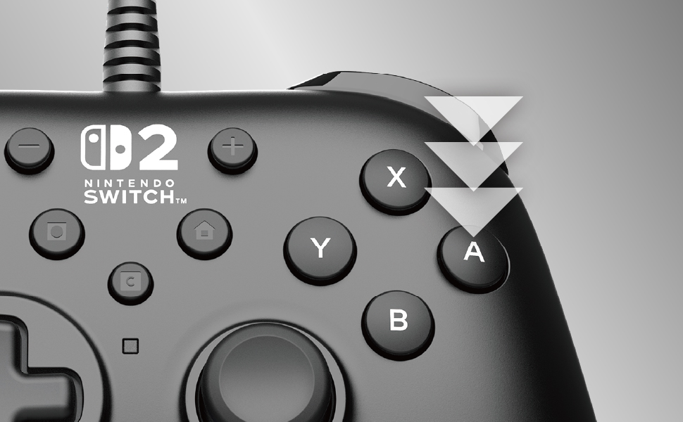 Nintendo Switch kontrolcüsünün düğmelerinin yakın çekimi. Oklar X, Y ve A düğmelerini gösteriyor. Siyah.