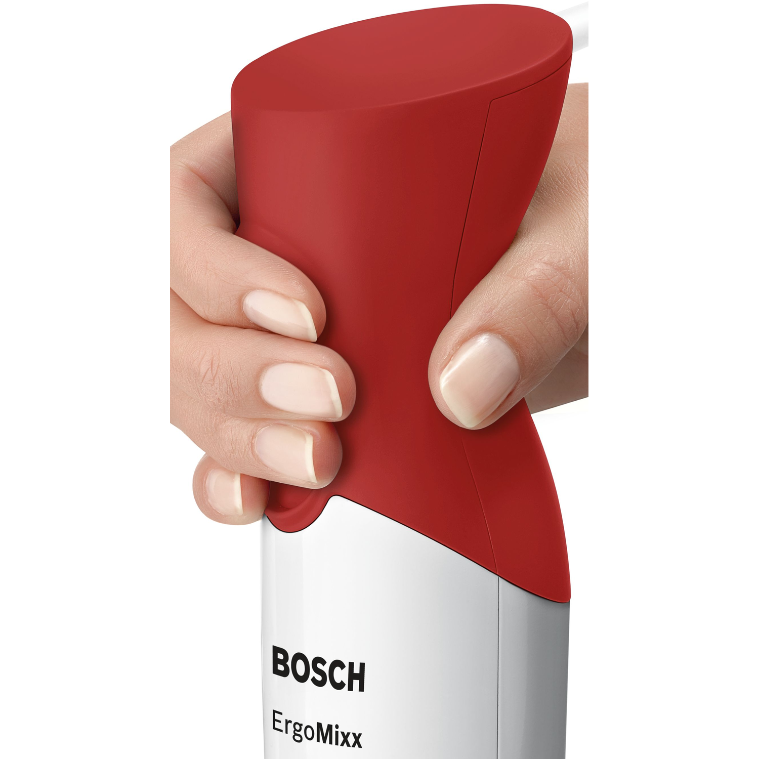 Een hand die de bovenkant van een rood-witte Bosch staafmixer vasthoudt. Witte achtergrond.