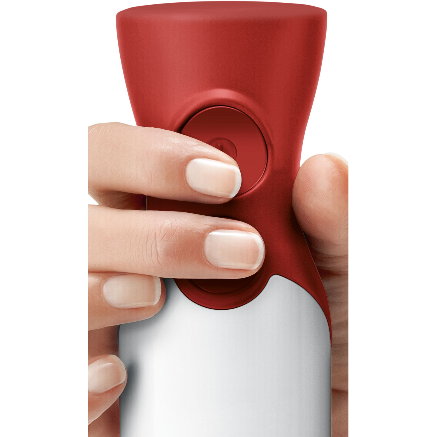 Een hand drukt op de knop van een rood-witte Bosch staafmixer. Witte achtergrond.