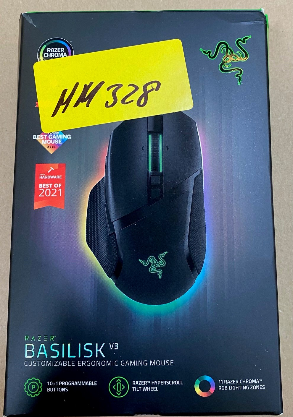 Czarne pudełko myszy gamingowej Razer Basilisk V3. Zawiera programowalne przyciski, kółko przechylania Hyperscroll i strefy oświetlenia RGB.