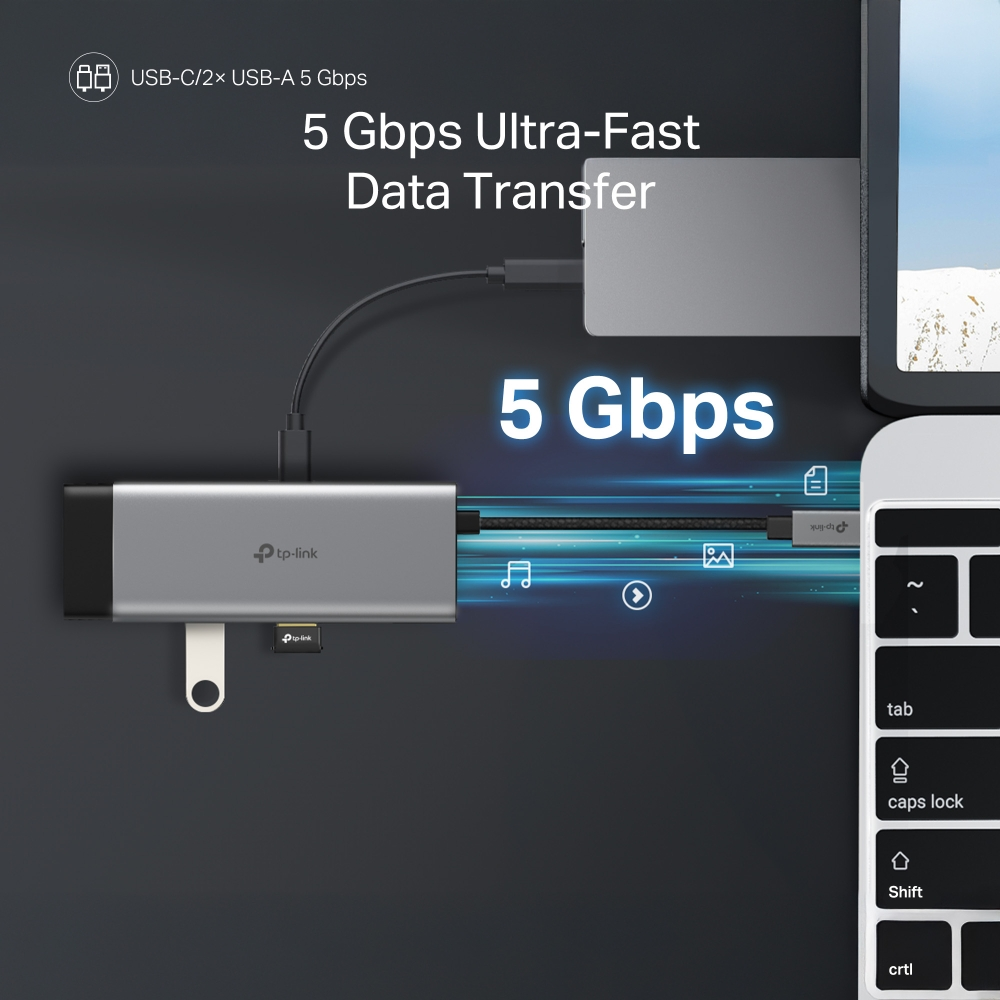 Beyaz USB portlu gümüş bir TP-Link USB hub, bir dizüstü bilgisayar ve klavyeye bağlı. Veri aktarımı vurgulanır.