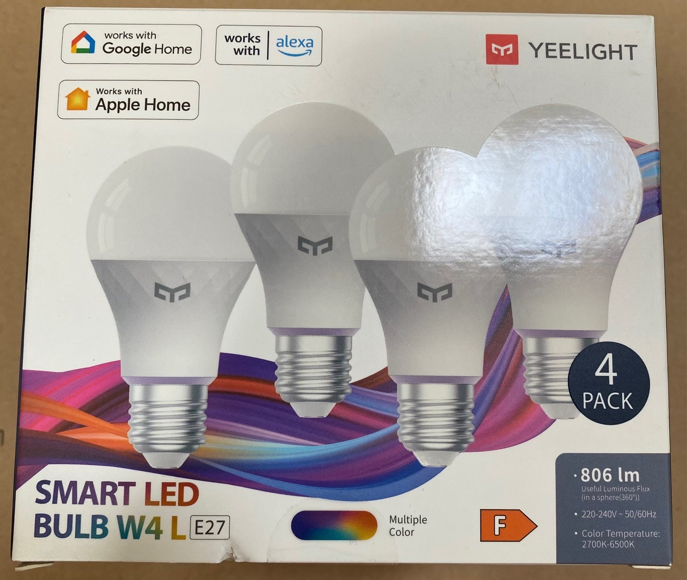 Pudełko żarówek LED Yeelight. Widoczne cztery żarówki. Szczegóły obejmują kompatybilność z inteligentnym domem i specyfikacje światła.