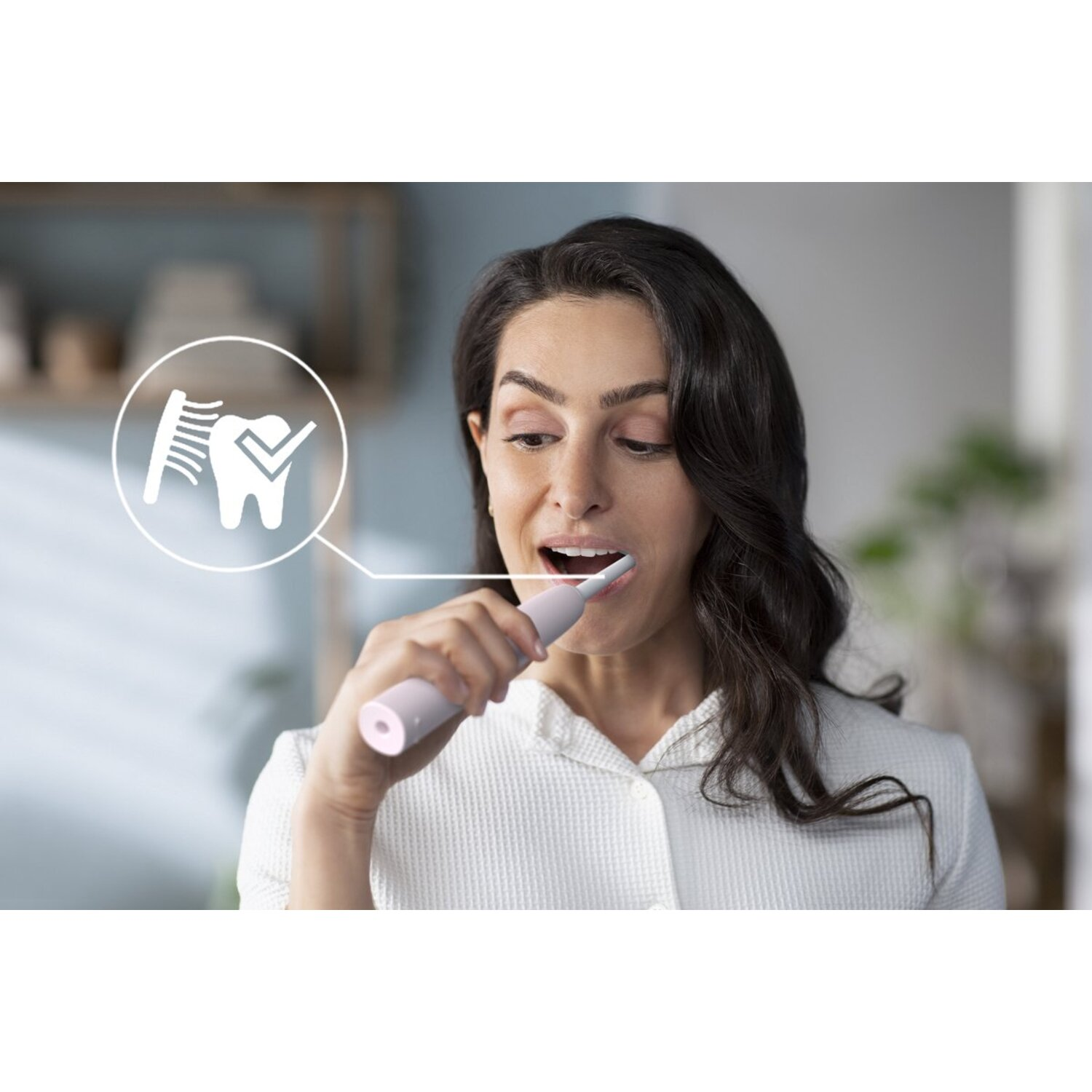 Femme se brossant les dents avec une brosse Sonicare rose, graphique d'une dent propre.
