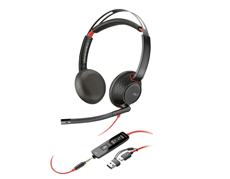 Plantronics-Headset mit Mikrofon und Inline-Bedienelementen. Schwarzes und rotes Farbschema. Kabel und USB-Anschluss.