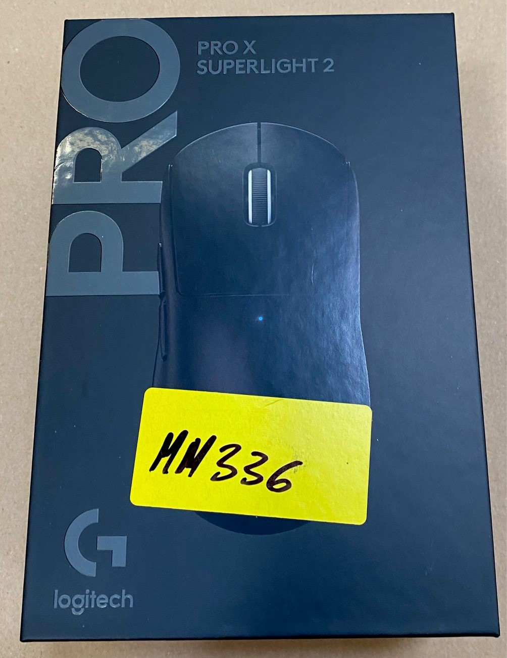 Pudełko myszy Logitech Pro X Superlight 2. Mysz jest czarna. Tekst mówi 'HN 336'.
