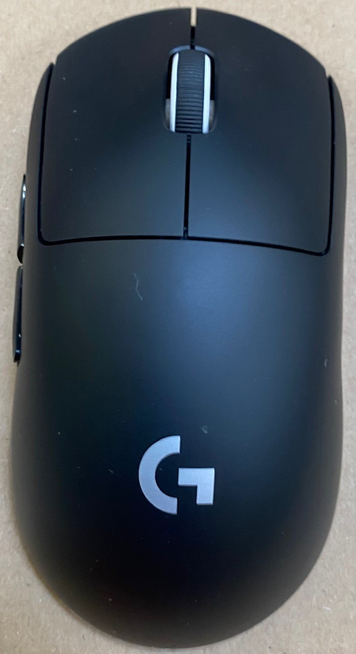 Czarna mysz Logitech z kółkiem przewijania i logo 'G' Logitech.