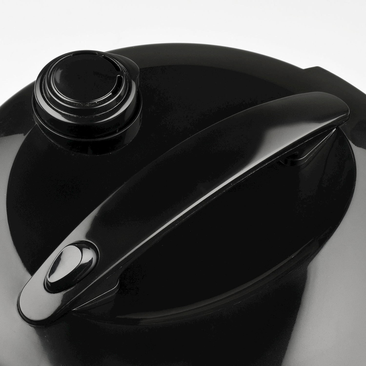 Coperchio nero per pentola a pressione con maniglia e pomello su sfondo bianco.